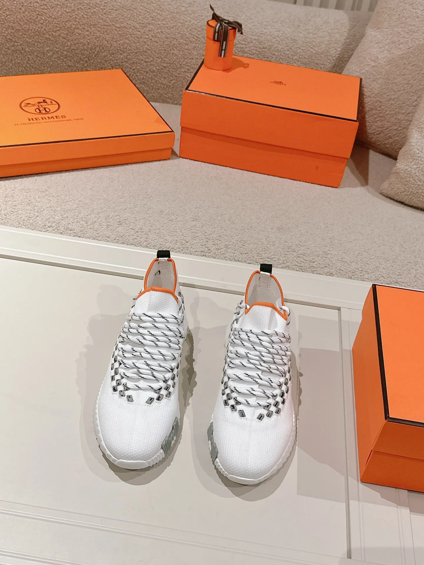 Men's shoes 💰600💰 Hermes top version # Hermès H family classic couple's casual sports shoes Couple's casual sports dad shoes combine high-tech canvas and suede goatskin, and are decorated with an exaggerated "H" letter on the rubber sole. The italic design and bright colors show vitality and continue the brand's design inspiration. Stroll around the city lightly and feel free and comfortable. Exquisitely packaged at the delivery counter 🛍📦 Fabric: Original special material and cow suede Lining: Customized breathable mesh Outsole: Open-molded TPU + rubber foam material Bottom thickness: 3CM Size: 35-45
